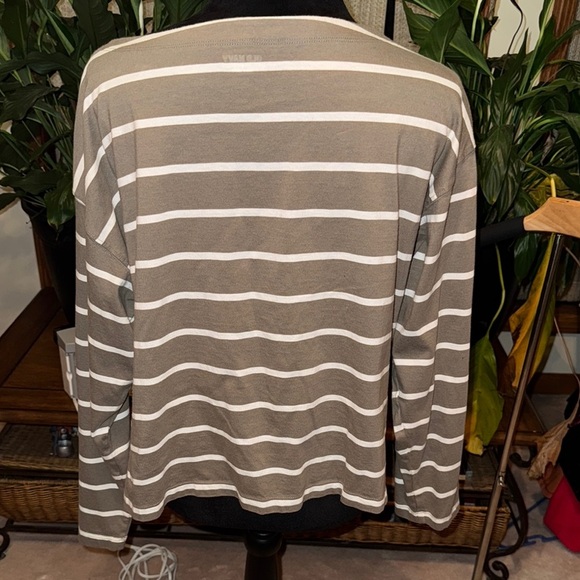 Old Navy Gray and White Long Sleeve Boxy Blouse - Picture 3 of 3